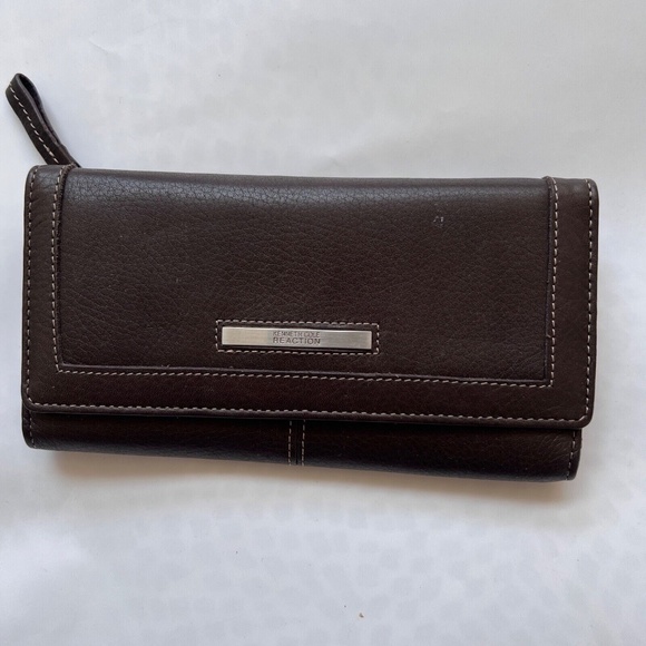 Kenneth Cole Reaction Wallet Tri Fold Brown 14 Card Slots DL Bills Zip Coin Comp - Picture 1 of 6